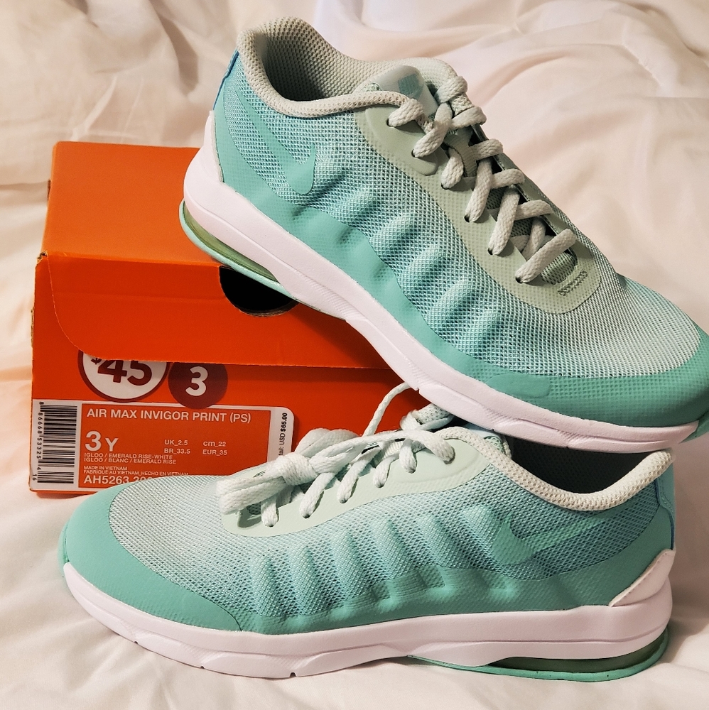 Nike Air Max Invigor Print tennis shoes